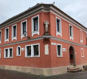 un edificio con una estatua encima en Herbstyle, en Eger