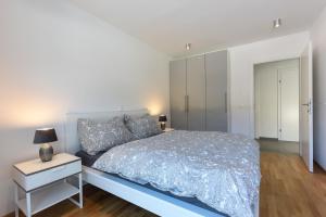 una camera bianca con letto e comodino di Seechalet a Altossiach