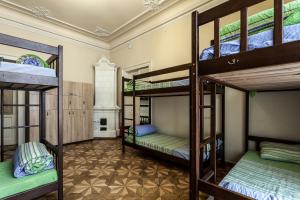 Uma ou mais camas em beliche em um quarto em Leosphere Hostel