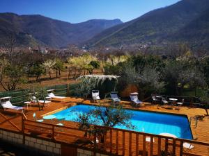 una piscina en una terraza con montañas al fondo en B & B Evergreen, en Corbara