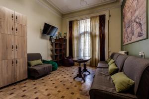salon z kanapą i stołem w obiekcie Leosphere Hostel w Lwowie