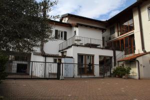 un edificio blanco con balcones y un patio en gioiAcasa, en Novazzano