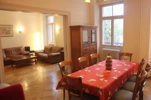 コルマールにあるlesboisjolisのリビングルーム(赤いテーブルクロス付きのテーブル付)