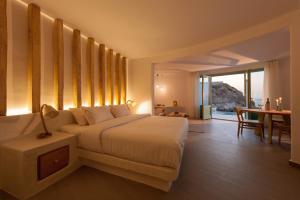 una camera con letto e una sala da pranzo con tavolo di Avatar Suites ad Akrotírion Altre 37 foto