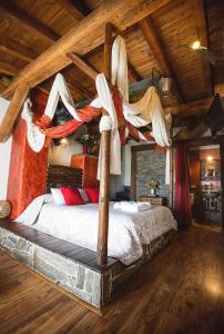 Dormitorio con cama con dosel en una cabaña en Casa Rural Therma Agreste, en Bermellar