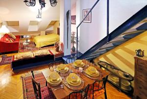 sala de estar con mesa y escalera en Margaret Apartment for 5 people with Panorama Terrace, en Budapest