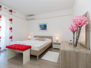 Un pat sau paturi într-o cameră la Ulika Rooms & Apartments