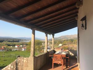 uma vista a partir da varanda de uma casa com uma mesa e cadeiras em Casas da Loureira - Mirante em Vila Nova de Cerveira