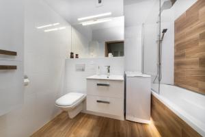 y baño con aseo, lavabo y ducha. en Apartament Sweet House, en Olsztyn