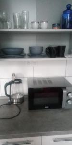 una cucina con ciotole e piatti su uno scaffale di Penzion Na Protivínské a Strakonice