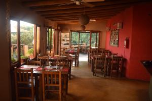 En restaurant eller et spisested på Terrazas Del Lago