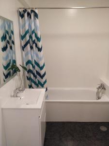 a bathroom with a sink and a bath tub at BonitaBay in São Martinho do Porto