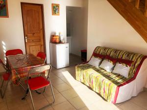 a living room with a couch and a table with chairs at Jardin des sucriers 2 in Trois-Rivières