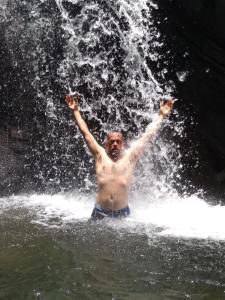un hombre en el agua con sus brazos en el agua en RollinKeepers House, en Cali