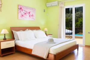 Een bed of bedden in een kamer bij Red Villa