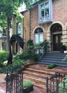 多倫多的住宿－現代化設計公寓，砖屋,楼梯通往前门