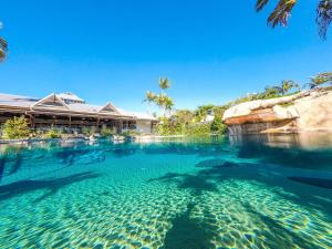 uma piscina em frente a um resort em Cairns Colonial Club Resort em Cairns