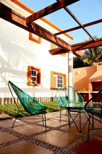 2 sillas y una mesa en el patio en Suites Lorens, en Isla Mujeres