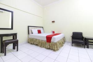 Postel nebo postele na pokoji v ubytování RedDoorz near Kranggan Tugu Jogja