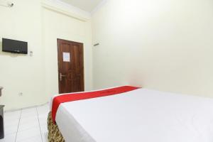 TV a/nebo společenská místnost v ubytování RedDoorz near Kranggan Tugu Jogja
