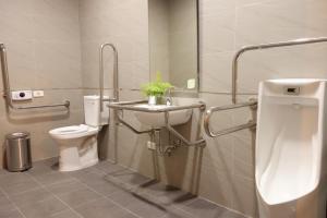 Ένα μπάνιο στο Douzi Hotel-Xpark. Gloria Outlets. Taoyuan MRT