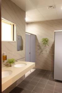 Ένα μπάνιο στο Douzi Hotel-Xpark. Gloria Outlets. Taoyuan MRT