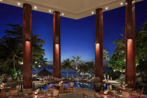 Restaurace v ubytování The Surin Phuket