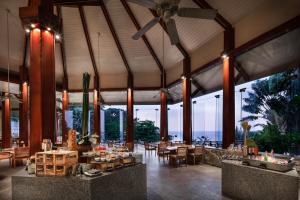 Restoran atau tempat lain untuk makan di The Surin Phuket - SHA Extra Plus