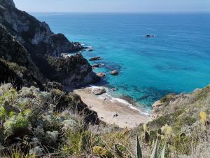 - Vistas a la playa y al océano en L'Agave, en Ricadi