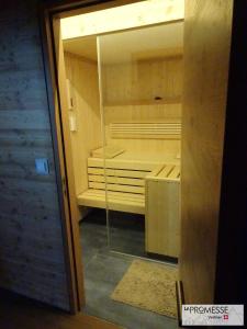 Zimmer mit einem Schrank und einer Glastür in der Unterkunft Chalet "La Promesse" in Bagnes