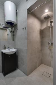 La salle de bains est pourvue d'un lavabo et d'une douche. dans l'établissement Apartamenty Old Town Bednarska, à Gdańsk