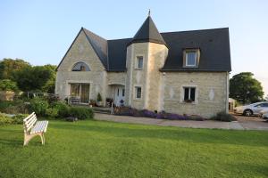 a house with a bench in front of it at Mon TAJ MAHAL in Guéron