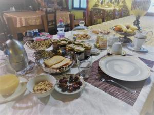 une table recouverte de assiettes et de bols de nourriture dans l'établissement Mulino di Prada, à Lodi