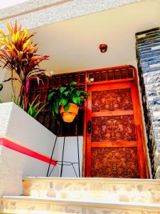 un escalier avec une porte et une plante en pot dans l'établissement Santa Victoria House, à Chiclayo