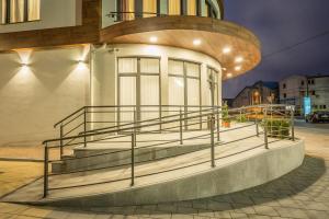 ein Gebäude mit einer Treppe davor in der Unterkunft Hotel Mar Garni in Belgrad