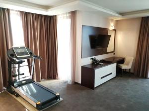 ein Hotelzimmer mit einem Laufband und einem TV in der Unterkunft VIKO Boutique Apart Hotel in Sofia