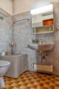 La salle de bains est pourvue d'un lavabo et de toilettes. dans l'établissement Minusio - Casa Gottardo, à Minusio