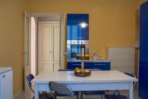 eine Küche mit einem Tisch und einer Obstschale darauf in der Unterkunft Casa Stoppani - WelcHome in Cannobio