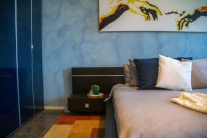 ein Schlafzimmer mit einem Bett mit blauen Wänden in der Unterkunft Casa Stoppani - WelcHome in Cannobio
