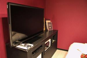 大分市にあるパルアネックス大分（レジャーホテル）の客室内のスタンドに大画面薄型テレビが備わります。