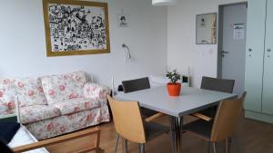 uma sala de estar com uma mesa e cadeiras e um sofá em Hostel Stralsund em Stralsund