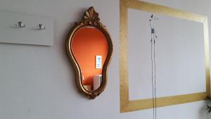 施特拉尔松德斯卓尔森德旅馆的挂在门边墙上的镜子