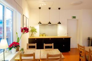 a dining room with a table and a kitchen at STF Sälen Torgåsgården in Lima