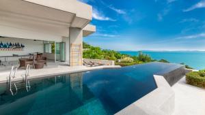 a swimming pool in a villa with a view of the ocean at Villa Leelawadee in Por Bay