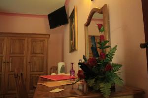 una mesa de comedor con un jarrón de flores. en Vila Atlântida, en Lagos