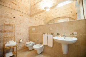 La salle de bains est pourvue d'un lavabo, de toilettes et d'un miroir. dans l'établissement Pietre in Aria, à Noci