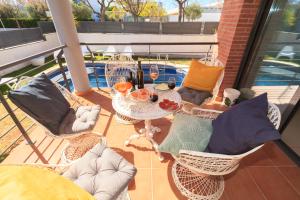Bazén v ubytovaní VILLA WINE EXPERIENCE Salou Center - SPA & Wine alebo v jeho blízkosti