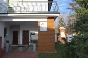 Un edificio con un cartel al costado. en White House, en Varsovia