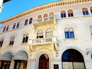 budynek z balkonem na szczycie w obiekcie Porta d'Oro rooms w Puli