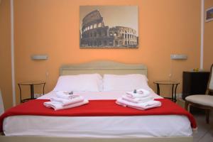 ローマにあるLa Dolce Vita Romanaのベッドルーム1室(タオル付)